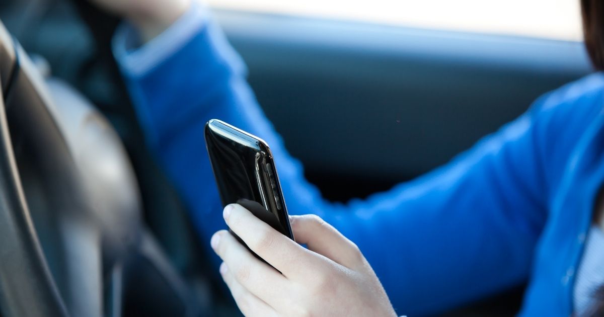 What are Some Important Smartphone Safety Tips for Drivers?